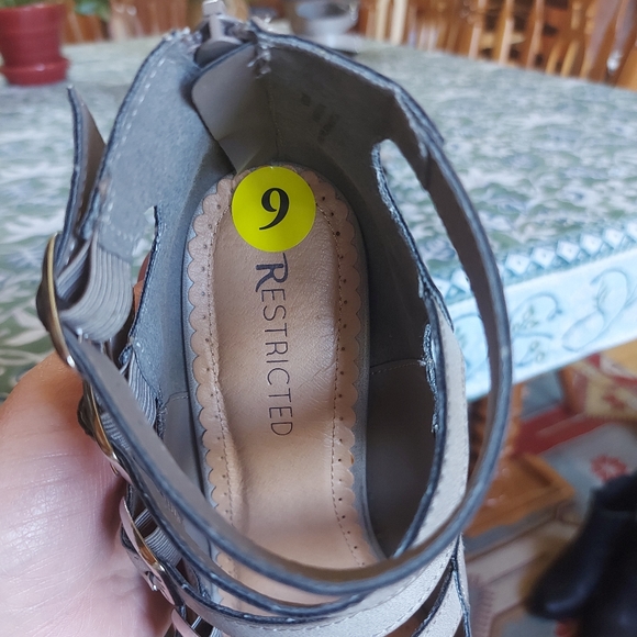 NWOT grey strappy heels size 9 - Picture 5 of 12